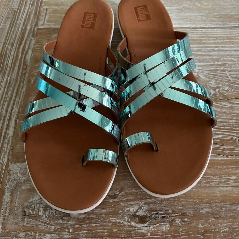 Fitflop metallic toe loop sandal worn once. Women size 8